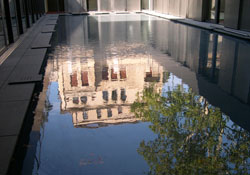 Spieglung Villa im Pool